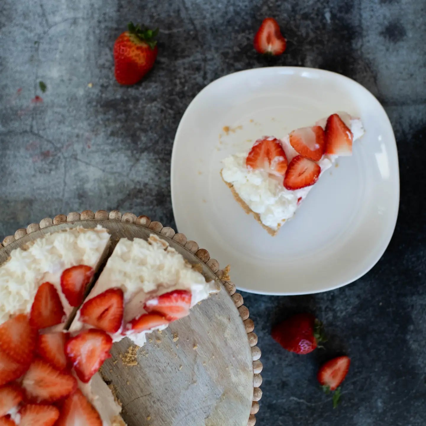 Strawberries N’ Cream Cheesecake Dip