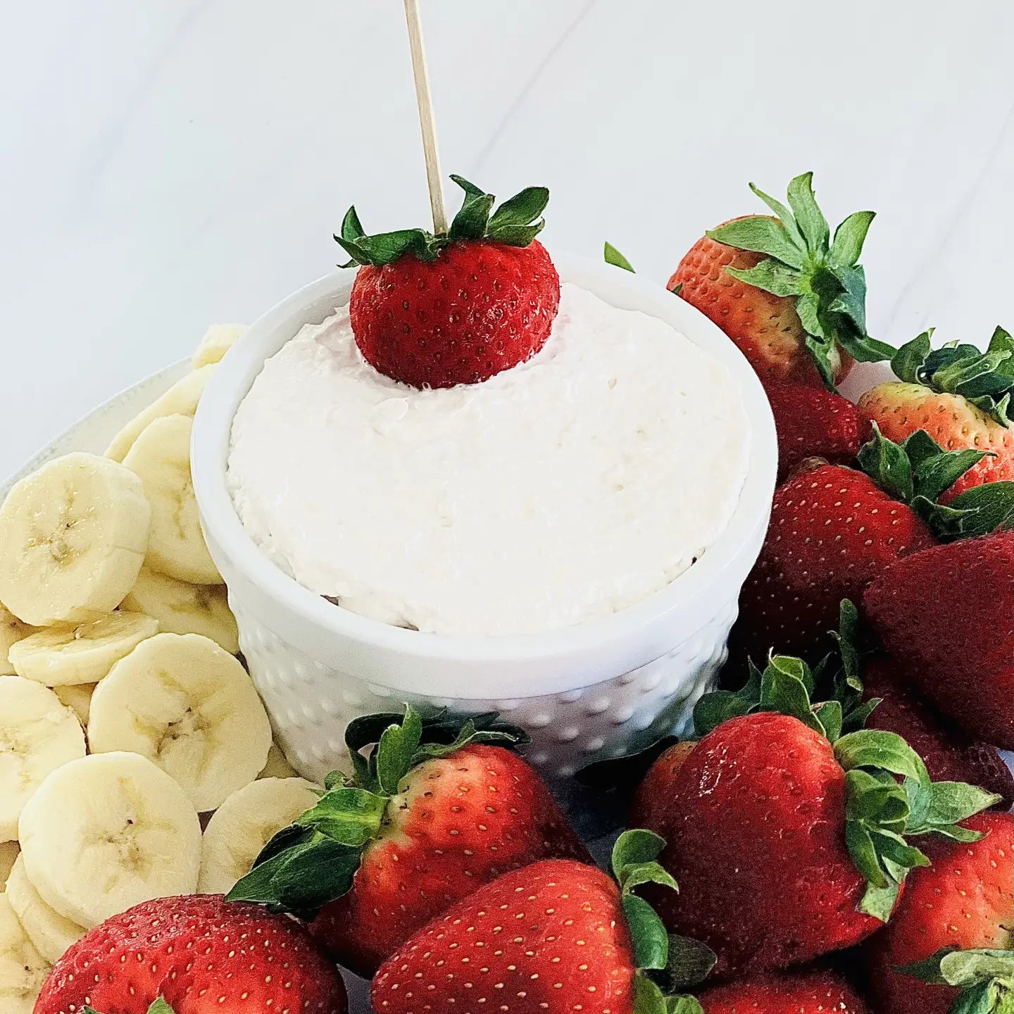 Strawberries N’ Cream Cheesecake Dip